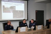 Komendanci wymieniają się uwagami podczas odprawy rocznej.