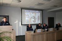 Naczelnik Wydziału dw. z Przestępczością Gospodarczą KMP nadkom. Robert Waligóra referuje pracę wydziału.
