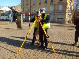 Policjanci z tachimetrem