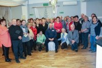 Dzielnicowy na wspólnym zdjęciu grupowym z seniorami uczestniczącymi w Akademii Złotego Wieku w Wiejskim Domu Kultury w Pisarzowicach.