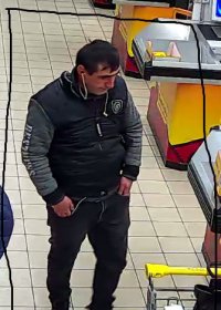 Wizerunek sprawcy kradzieży zarejestrowany przez monitoring sklepowy.