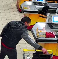 Wizerunek sprawcy kradzieży zarejestrowany przez monitoring sklepowy.