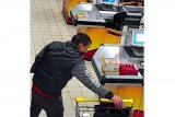 Wizerunek sprawcy kradzieży zarejestrowany przez monitoring sklepowy.