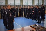 Szef NSZZP składa gratulacje policjantom.
