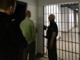 Policjanci doprowadzają do celi nietrzeźwego kierującego.