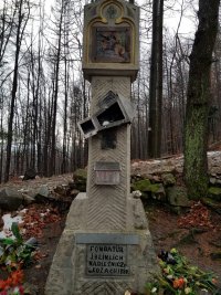 Kapliczka na Szlaku Papieskim w Kozach zniszczona przez wandala.
