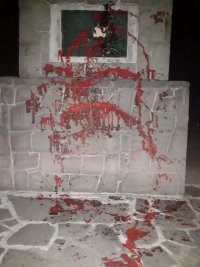 Elementy Krzyża Trzeciego Tysiąclecia w Bielsku-Białej oblane czerwoną i czarną farbę przez wandala.