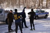 Policjanci i strażnik leśny rozmawiają z turystami na szlaku.