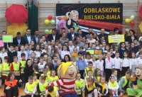 Organizatorzy, uczestnicy oraz dzieci podczas na wspólnym zdjęciu podczas akcji pn: Odblaskowe Bielsko-Biała - tu bezpieczeństwo na drogach działa.