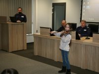 Uczennica Zespołu Państwowych Szkół Muzycznych gra na instrumencie.