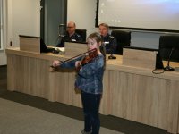 Uczenica Zespołu Państwowych Szkół Muzycznych gra na instrumencie.