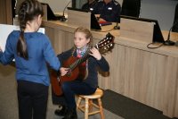 Uczennica Zespołu Państwowych Szkół Muzycznych gra na instrumencie.