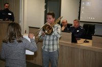 Uczeń Zespołu Państwowych Szkół Muzycznych gra na instrumencie.