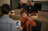 Uczeń Zespołu Państwowych Szkół Muzycznych gra na instrumencie.