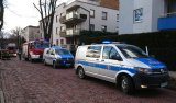 Miejsce interwencji policji, w tle budynek na którego dach wyszła 6-latka.
