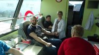 Policjanci oddają krew w mobilnej akcji krwiodawstwa.
