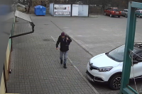 Kadr z monitoringu z zarejestrowanym sprawcą oszustwa metodą na policjanta.