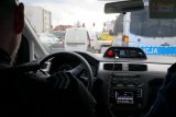 Widok z kabiny policyjnego samochodu. Na drugim planie policyjny radiowóz oznakowany.