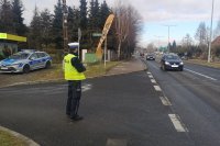 Policjant ruchu drogowego stoi przy drodze.