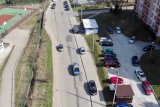 Widok z lotu ptaka na radiowóz jadący przez osiedle mieszkalne