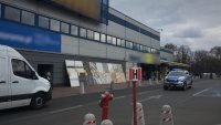Policyjny radiowóz z włączonymi. sygnałami podczas czynności służbowych