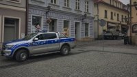 Policyjny radiowóz z włączonymi. sygnałami podczas czynności służbowych