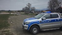 Policyjny radiowóz z włączonymi. sygnałami podczas czynności służbowych