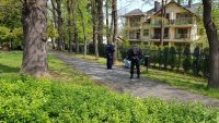 policjanci rozdają maseczki