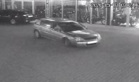 Kadr z monitoringu z miejsca kradzieży z włamaniem do sklepu rowerowego w Bielsku-Białej
