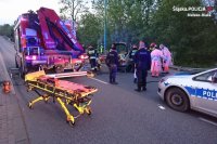 Policjanci, strażacy i ratownicy medyczni pracują na miejscu wypadku drogowego