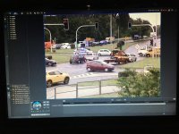 Widok na ekran monitoringu, gdzie policyjny radiowóz podejmuje interwencję drogową
