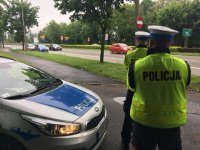 Policjanci z ruchu drogowego obserwują rejon drogi