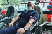 Policjant oddaje krew w specjalnym autobusie