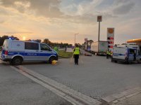 Policjanci pracują na miejscu zdarzenia drogowego.