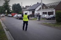 Policjant kieruje ruchem drogowym.