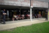 Policjant prowadzi prelekcje z młodzieżą.