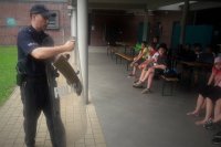 Policjant prowadzi prelekcje z młodzieżą.