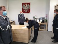 Złożenie podpisu przez policjantkę