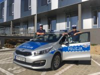 policjanci przy radiowozie