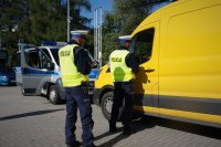 Policjanci rozmawiają z kontrolowanym kierowcą.