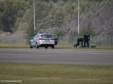 Policjanci obezwładniają intruza na pasie startowym lotniska.