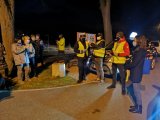 Policjantka udziela wywiadu radiowego podczas akcji profilaktycznej.