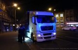 Policjanci kontrolują ciężarówkę