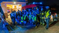 Uczestnicy akcji profilaktycznej, policjanci, strażacy OSP i dziennikarze na wspólnym zdjęciu.