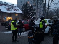 Policjantka i redaktor radia rozmawiają z uczestnikami akcji profilaktycznej.