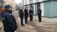 Samorządowcy przekazują policjantowi kluczyki od radiowozu.