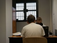 Policjant przesłuchuje podejrzanego.