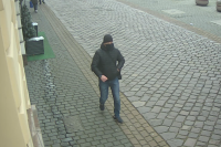 Wizerunek sprawcy kradzieży z włamaniem zarejestrowany przez monitoring