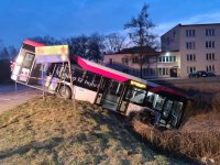 Autobus zjechał ze skarpy