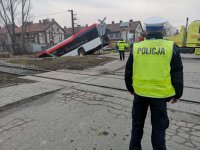 Policjanci zabezpieczają miejsce zdarzenia